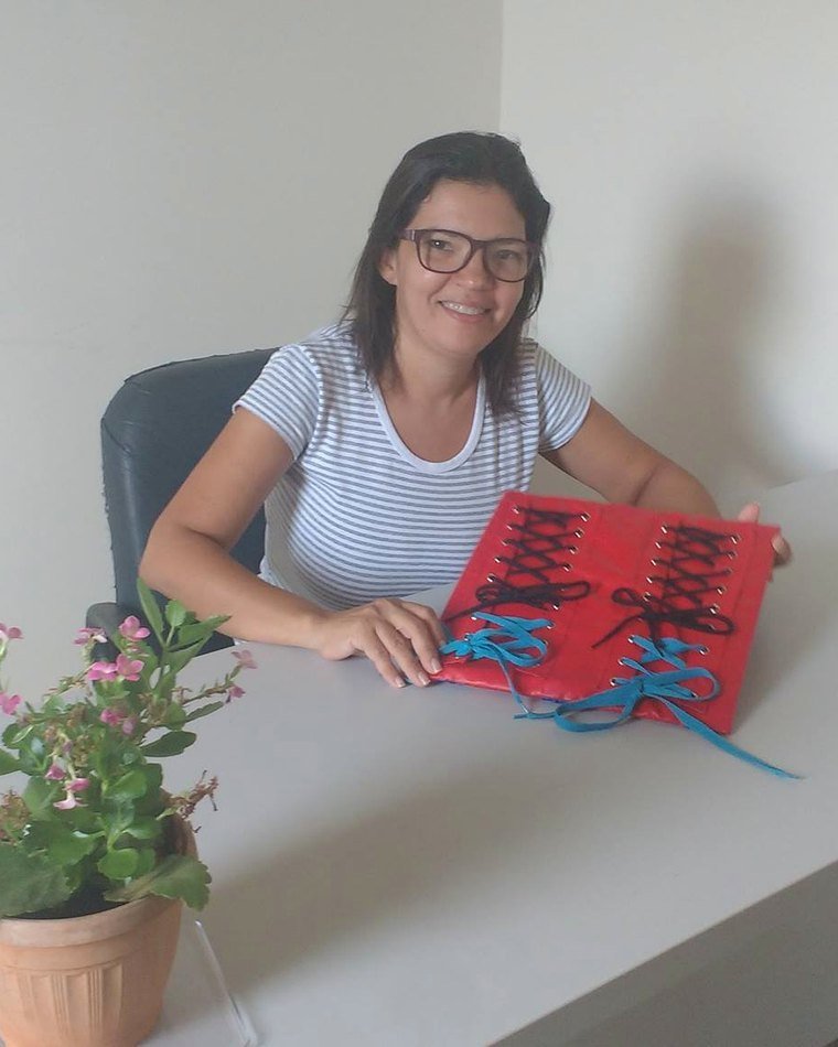 Neide Galvão Noronha em sua sala de atendimento, com material de atividades psicopedagógicas